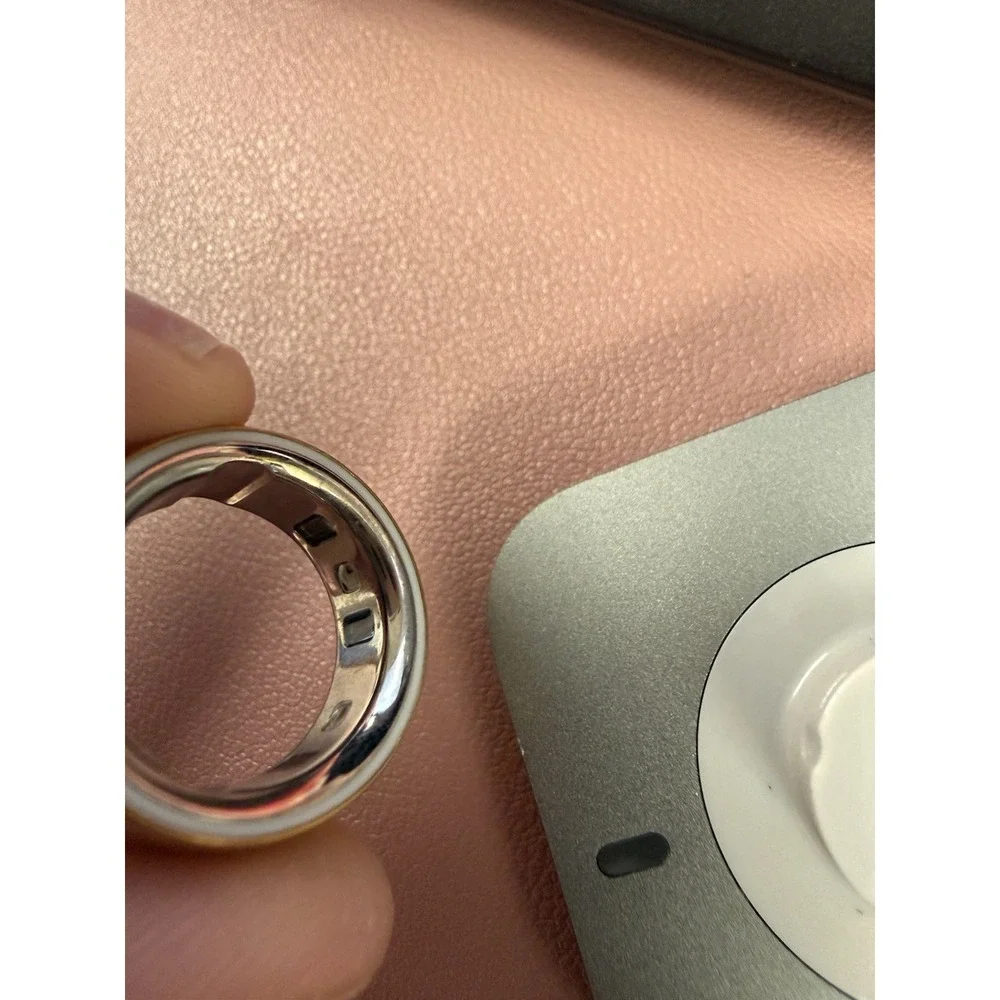 Oura Ring 4 Gold Size 6 Smart Ring w Charger Worn Once